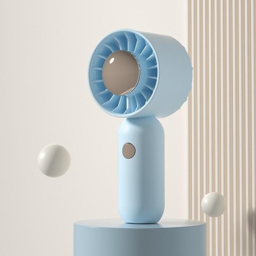 La mano tiene il piccolo ventilatore Mini ventilatore tascabile portatile, stile: versione con placcatura a spruzzo blu